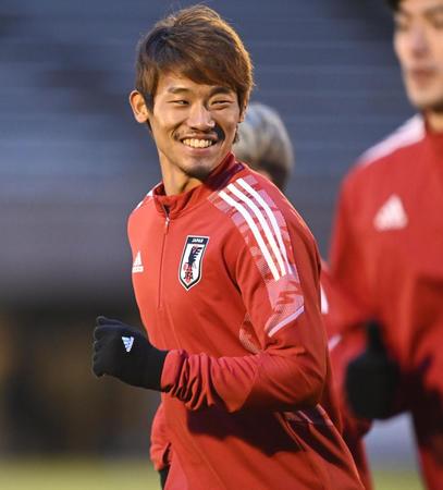 　笑顔で練習する守田英正（撮影・高石航平）