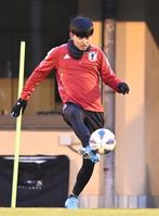 　リフティングする久保建英（撮影・高石航平）