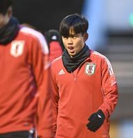 　鋭い表情で練習する久保建英（撮影・高石航平）