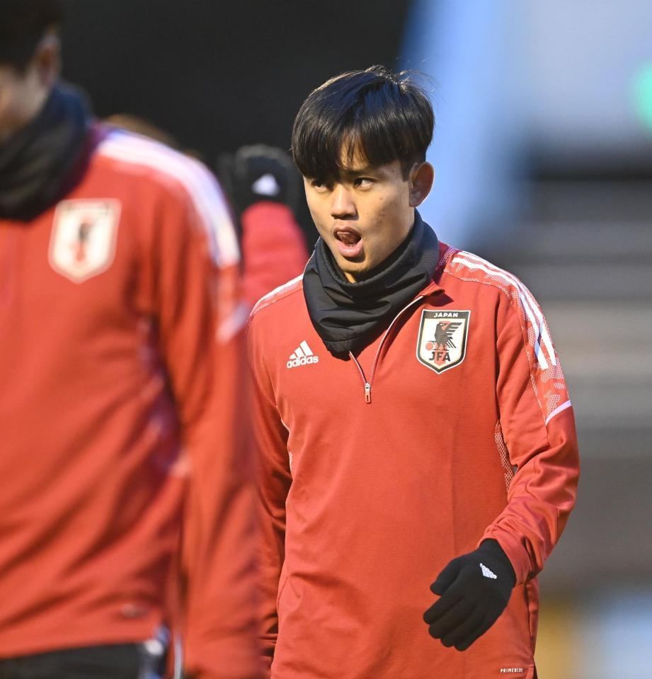 　鋭い表情で練習する久保建英（撮影・高石航平）