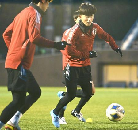 　精力的にボールを追う久保建（右）＝撮影・高石航平