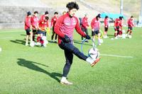 和歌山キャンプでトレーニングを行う神戸ＭＦ・山口＝（Ｃ）ＶＩＳＳＥＬ　ＫＯＢＥ