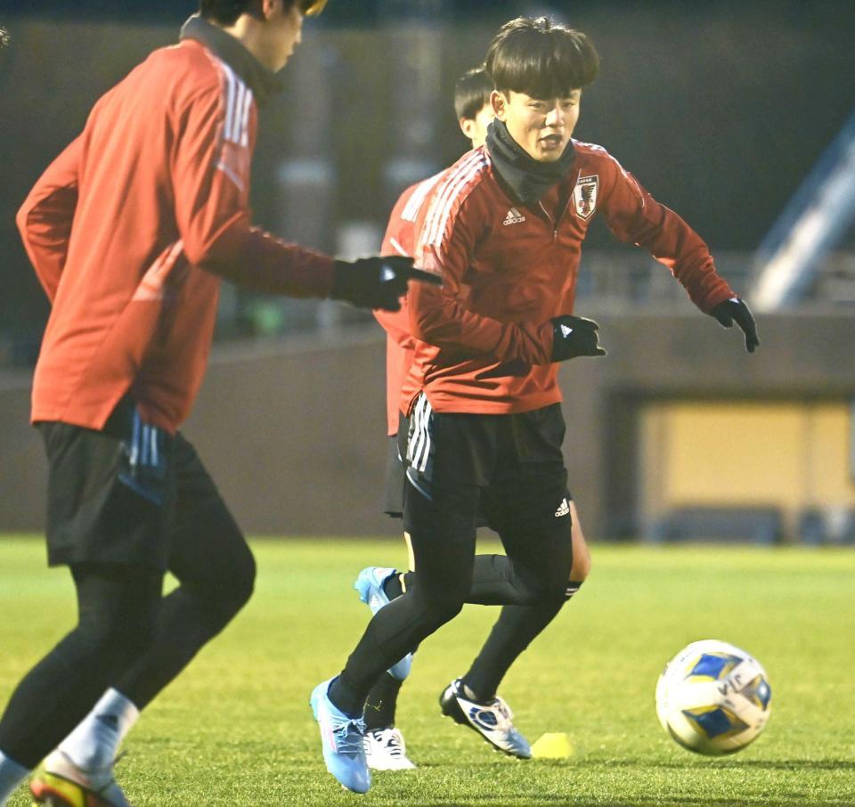 　精力的にボールを追う久保建（右）＝撮影・高石航平