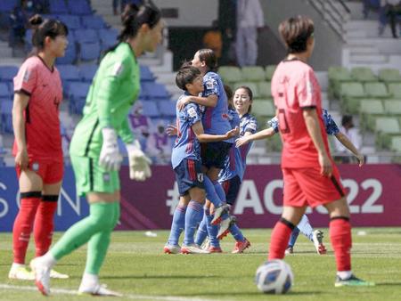 　前半、先制ゴールを決め、抱き合い喜ぶ植木（奥左）＝ロイター＝共同