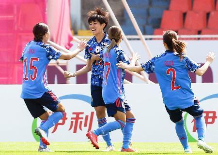 　日本-韓国　前半、先制ゴールを決め、喜ぶ植木（左から２人目）＝インド・プネ（（Ｃ）ＡＦＣ）