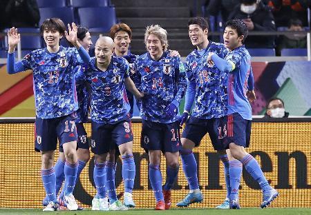 　日本-中国　後半、チーム２点目のゴールを決め、笑顔を見せる伊東（右から３人目）ら＝埼玉スタジアム