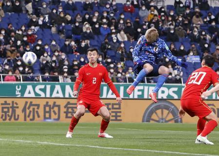 　日本-中国　後半、ヘディングで、チーム２点目のゴールを決める伊東（中央）＝埼玉スタジアム
