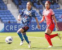 前半、攻め込む長谷川（左）＝インド・プネ（ロイター＝共同）