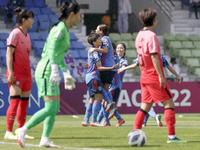 　前半、先制ゴールを決め、抱き合い喜ぶ植木（奥左）＝ロイター＝共同