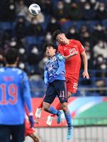 後半、ヘディングで競り合う久保（撮影・棚橋慶太）