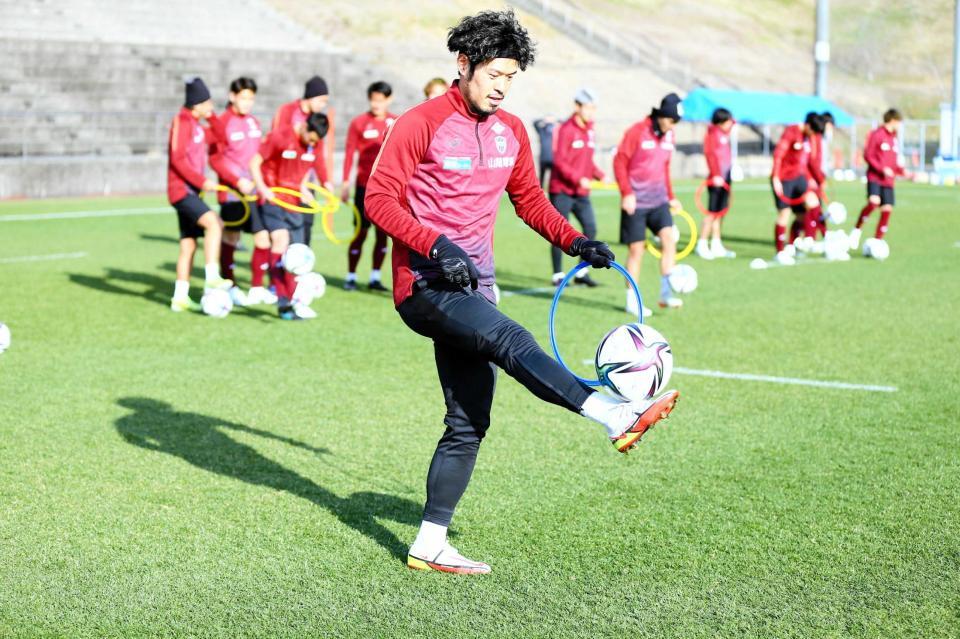 　トレーニングを行う神戸ＭＦ・山口（（Ｃ）ＶＩＳＳＥＬ　ＫＯＢＥ）