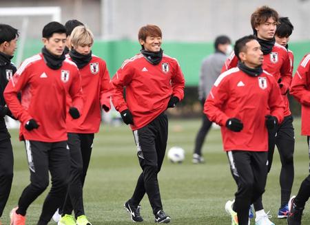 　笑顔で走る守田（中央）ら日本代表イレブン（撮影・棚橋慶太）