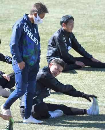 練習中に三浦泰年監督に声をかけられる三浦知良（右下）＝撮影・北村雅宏