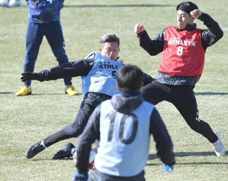 スライディングでボールを奪いに行く三浦知良（左）＝（撮影・北村雅宏）