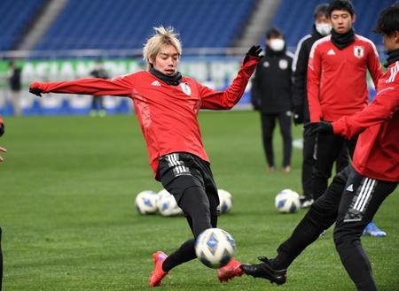 　ボール回しで汗を流す伊東純也（撮影・三好信也）