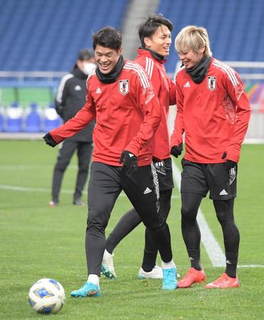 　ボール回しで笑顔をみせる酒井（左、右は伊東）＝撮影・三好信也