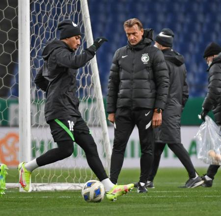 　練習を見つめるルナール監督（撮影・三好信也）