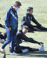 練習中に三浦泰年監督に声をかけられる三浦知良（右下）＝撮影・北村雅宏