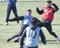 スライディングでボールを奪いに行く三浦知良（左）＝（撮影・北村雅宏）