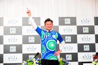 　鈴鹿加入会見で１１番のユニホームを着用したカズ（Ｃ）鈴鹿ポイントゲッターズ