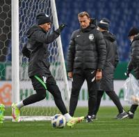 　練習を見つめるルナール監督（撮影・三好信也）