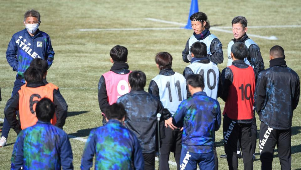 イレブンの前であいさつする鈴鹿・三浦知良（右上）。左端は三浦泰年監督（撮影・北村雅宏）