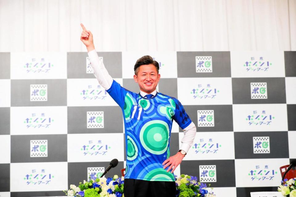 　鈴鹿加入会見で１１番のユニホームを着用したカズ（Ｃ）鈴鹿ポイントゲッターズ