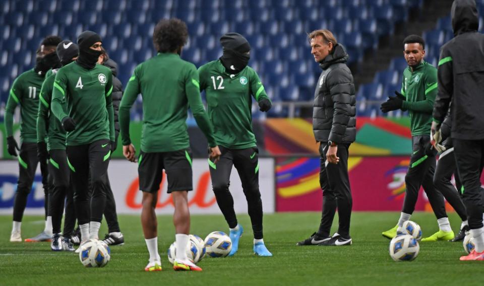 　練習を見つめるルナール監督（右から２人目）＝撮影・三好信也