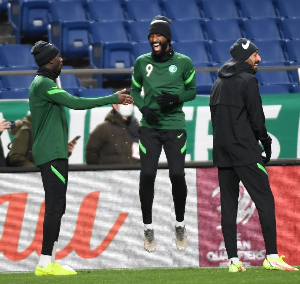 　笑顔で練習するサウジアラビア代表のアル・ブライカン（中）＝撮影・三好信也