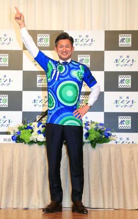 　鈴鹿ポイントゲッターズのユニホーム姿でポーズを取る三浦（代表撮影）