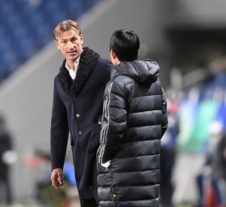 　前半、森保監督（右）と話すサウジアラビア・ルナール監督（撮影・棚橋慶太）