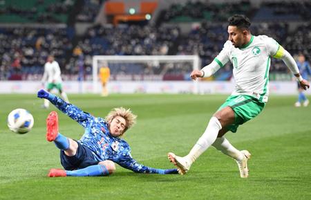 　前半、スライディングでクリアする伊東（左）＝撮影・棚橋慶太