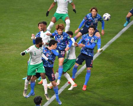 　前半、ヘディングでボールをクリアする大迫（中央）＝撮影・出月俊成