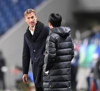 　前半、森保監督（右）と話すサウジアラビア・ルナール監督（撮影・棚橋慶太）