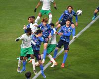 　前半、ヘディングでボールをクリアする大迫（中央）＝撮影・出月俊成