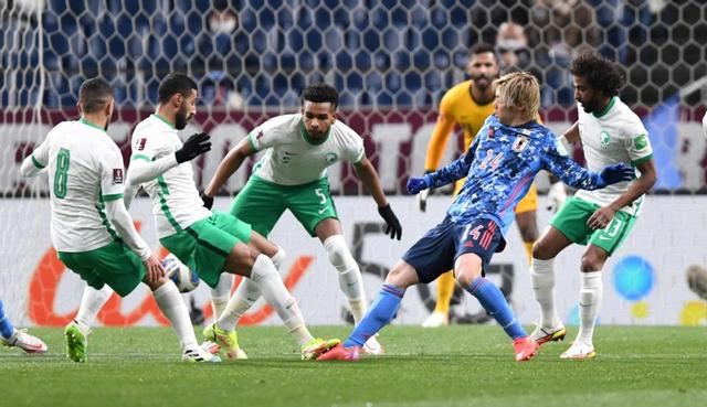 試合序盤でサウジアラビアが１人交代　チェック受けた際に負傷か