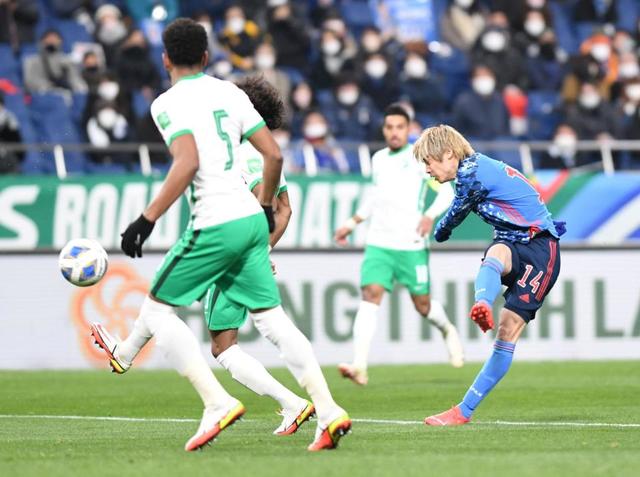 伊東純也が“股抜き稲妻ミドル”最終予選４試合連続ゴール　サウジアラビアに２点差