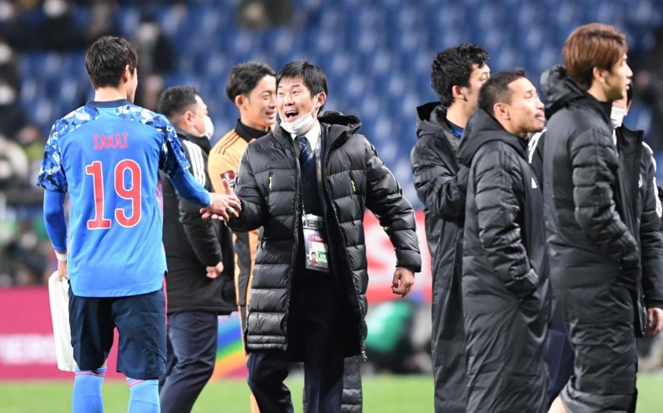 サウジアラビアに勝利し選手ひとりひとりと握手を交わす森保監督（中央）＝撮影・棚橋慶太