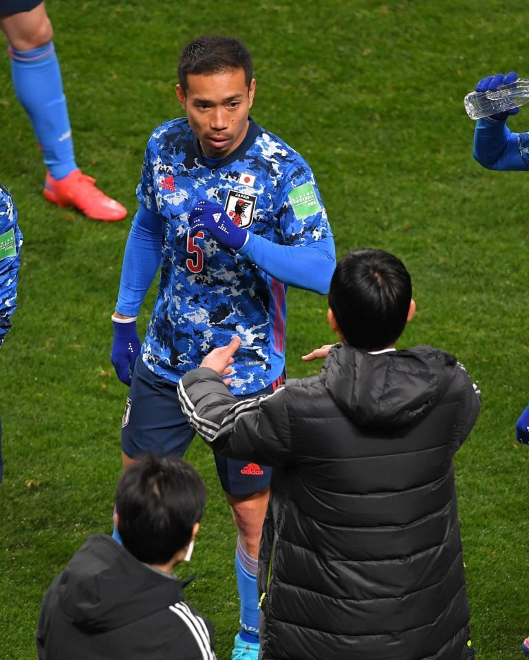 長友が燃えた 俺は今日生きるか死ぬか 活躍で 称賛という名の栄養 水 お願い サッカー デイリースポーツ Online