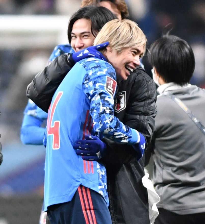 　サウジアラビアに勝利し抱き合う伊東（左）と南野（撮影・棚橋慶太）