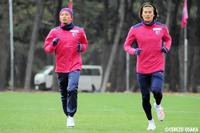 宮崎キャンプでランニングするＣ大阪ＭＦ乾（左）とＤＦ山下（セレッソ大阪提供）