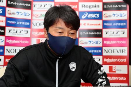 　オンライン取材に応じる神戸・三浦監督（Ｃ）ＶＩＳＳＥＬ　ＫＯＢＥ
