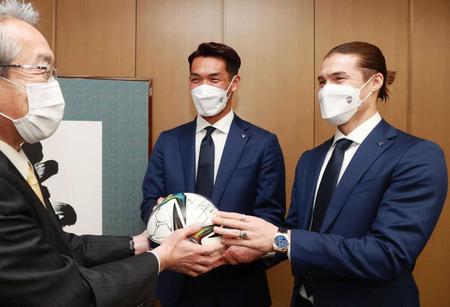 　高梨社長（左）にサインボールを贈るＪ１神戸の槙野（中央）と酒井高徳（撮影・吉田敦史）