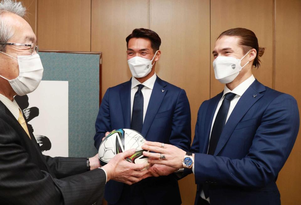 　高梨社長（左）にサインボールを贈るＪ１神戸の槙野（中央）と酒井高徳（撮影・吉田敦史）