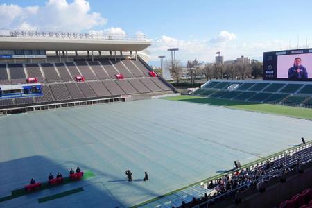 サポーターズコンベンションでサポーターの質問に答えるＣ大阪・梶野チーム統括部長