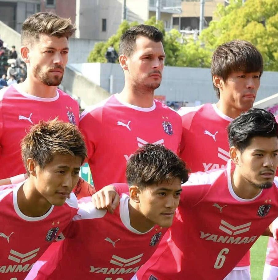 　マテイヨニッチ（後列中央）＝２０１８年撮影