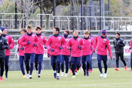 先頭に立ちランニングするＣ大阪ＦＷ加藤（前列左）とＭＦ清武（セレッソ大阪提供）