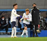 後半、足を負傷し、交代したＦＣ東京・松木玖生（左）＝等々力陸上競技場（撮影・西岡正）