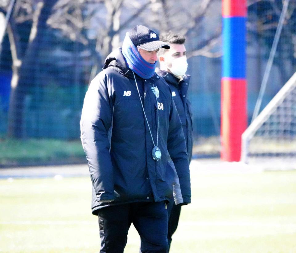 　開幕戦へ前日練習を行ったＦＣ東京・アルベル監督（ＦＣ東京提供）