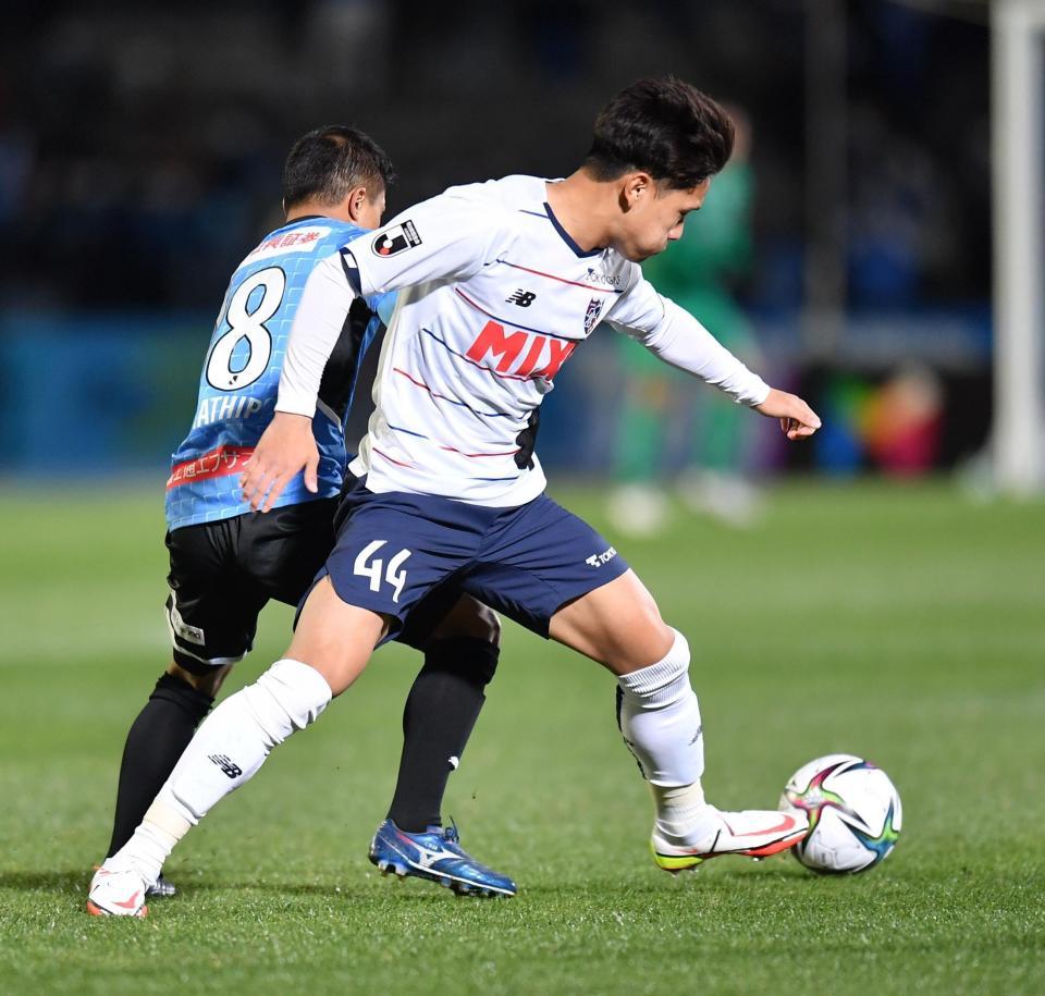 前半、競り合うＦＣ東京・松木玖生（撮影・西岡正）